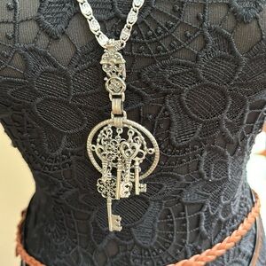 🎁5/10.00, Vintage key necklace clasp , one key needs attaching ,